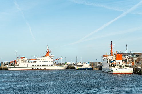 Die Schiffe Spiekeroog 1 und Spiekeroog 2 im Hafen Neuharlingersiel.