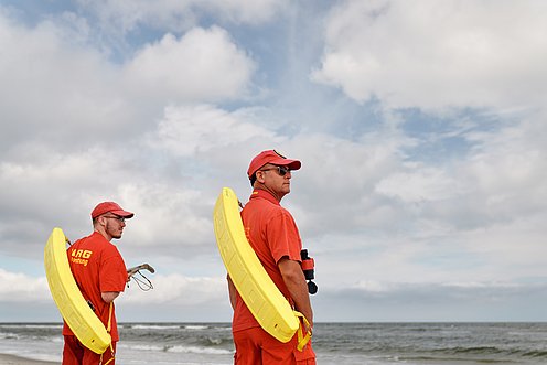 Die Badeaufsicht DLRG an der Wasserkante am Strand von Soiekeroog.