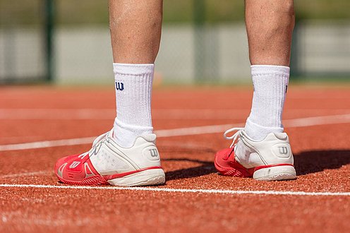 Tennisschuhe auf dem spiekerooger Tennisplatz 