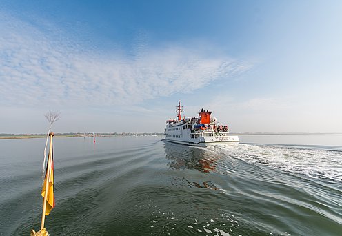 Das Bild zeigt die Fähre auf dem Weg von Neuharlingersiel nach Spiekeroog