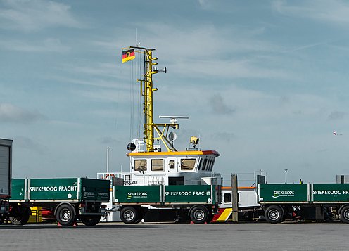 Frachtanhänger für Spiekeroog  vor einer Fähre in Neuharlingersiel
