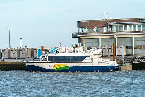 Der WattnExpress am Hafen Neuharlingersiel