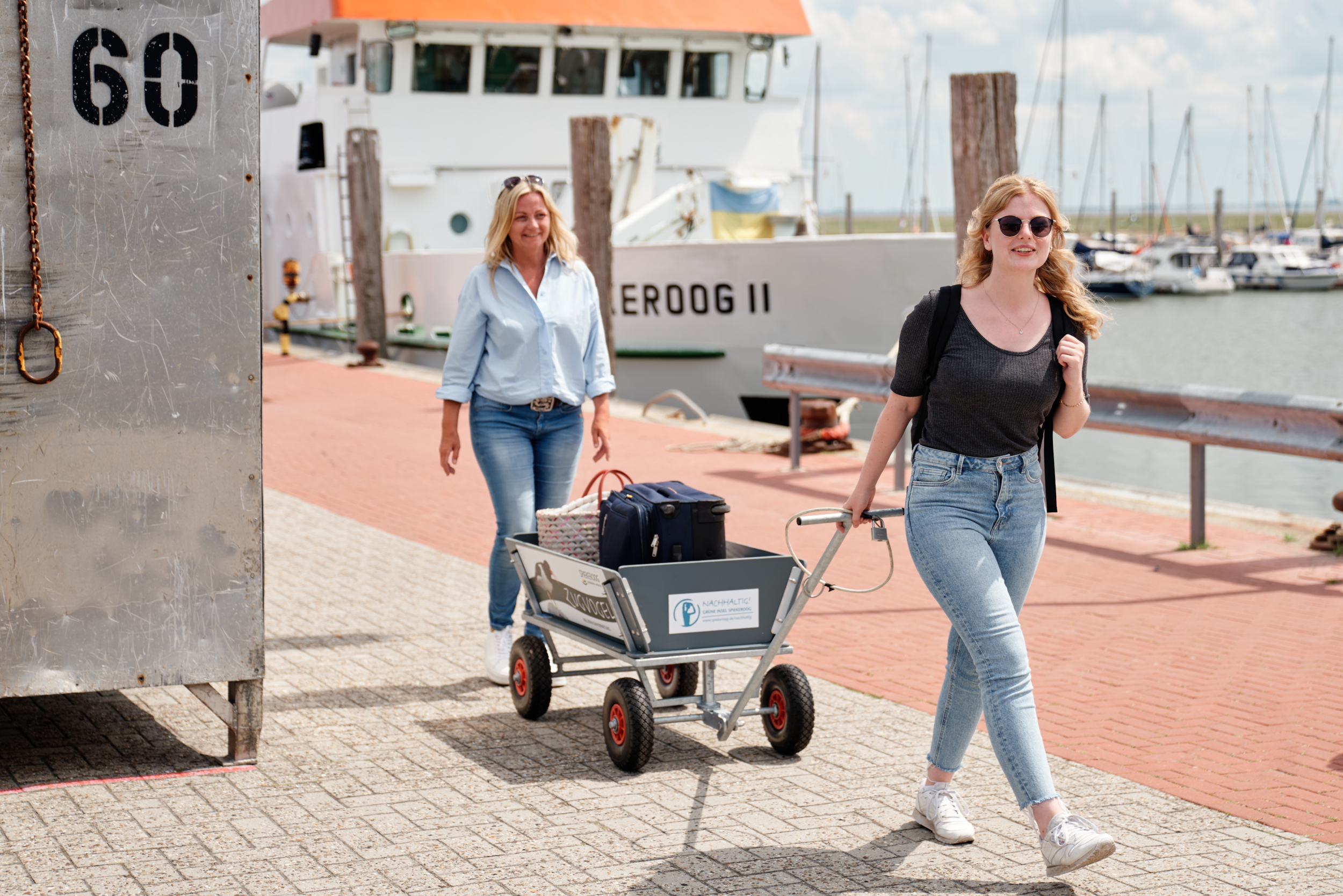 Vom Hafen Spiekeroog wird das Gepäck in einem Bollerwagen ins Dorf transportiert.