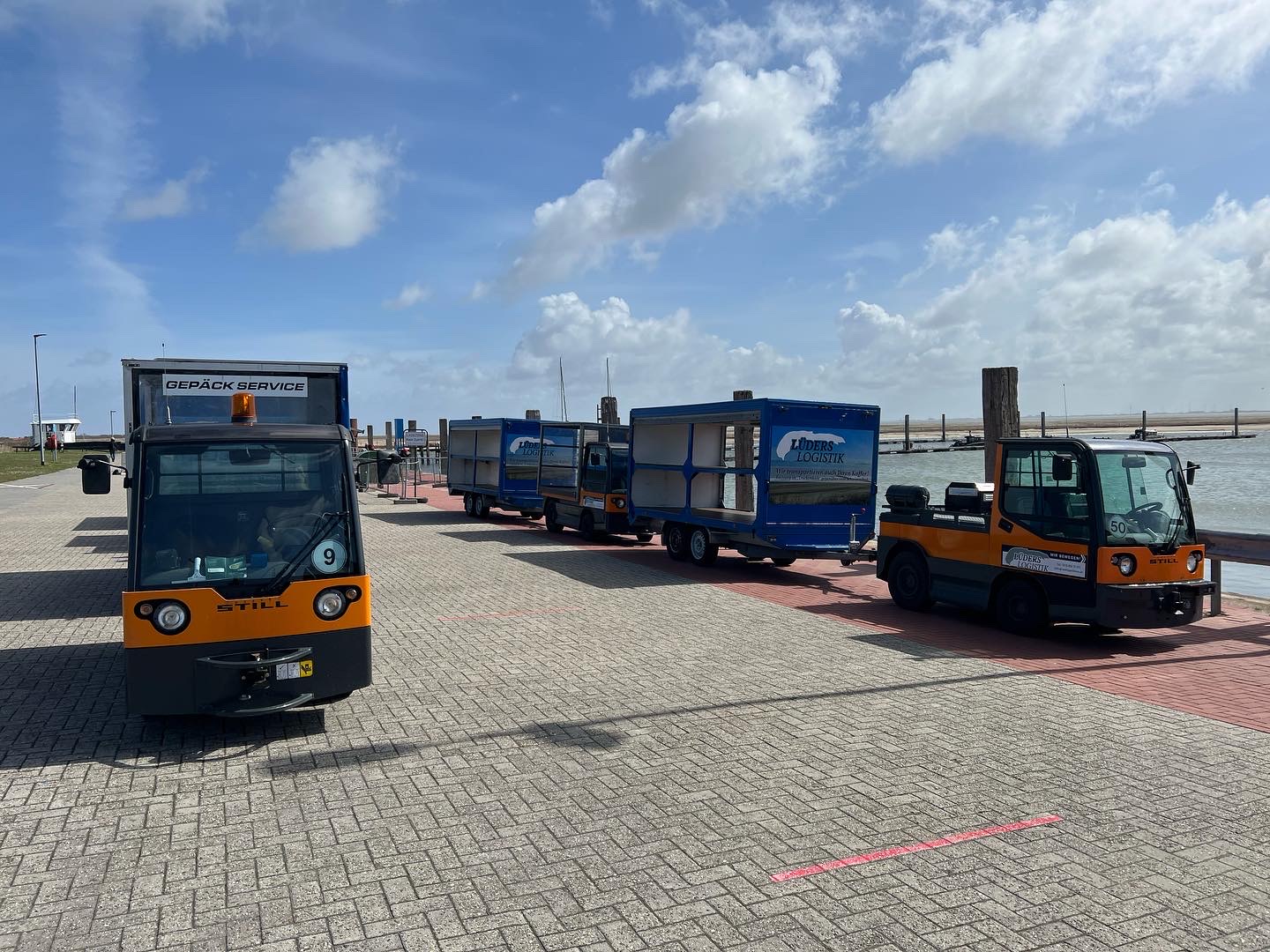 Elektrokarren für den Gepäcktransport am Hafen Spiekeroog.