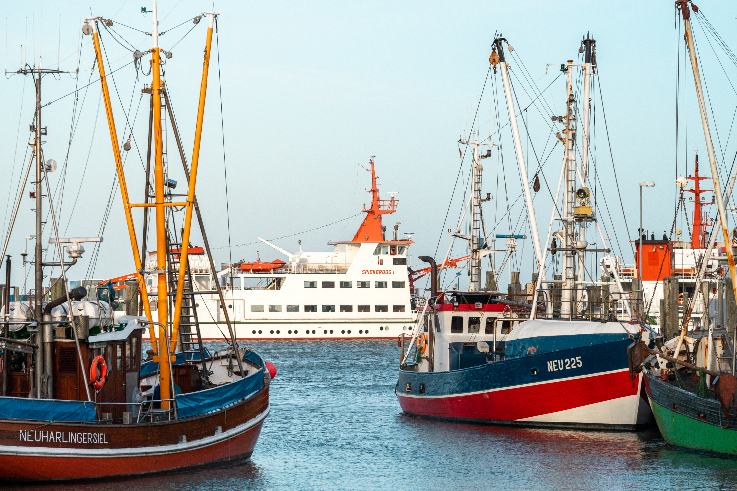 Kutter und die Fähre nach Spiekeroog am Hafen Neuharlingersiel