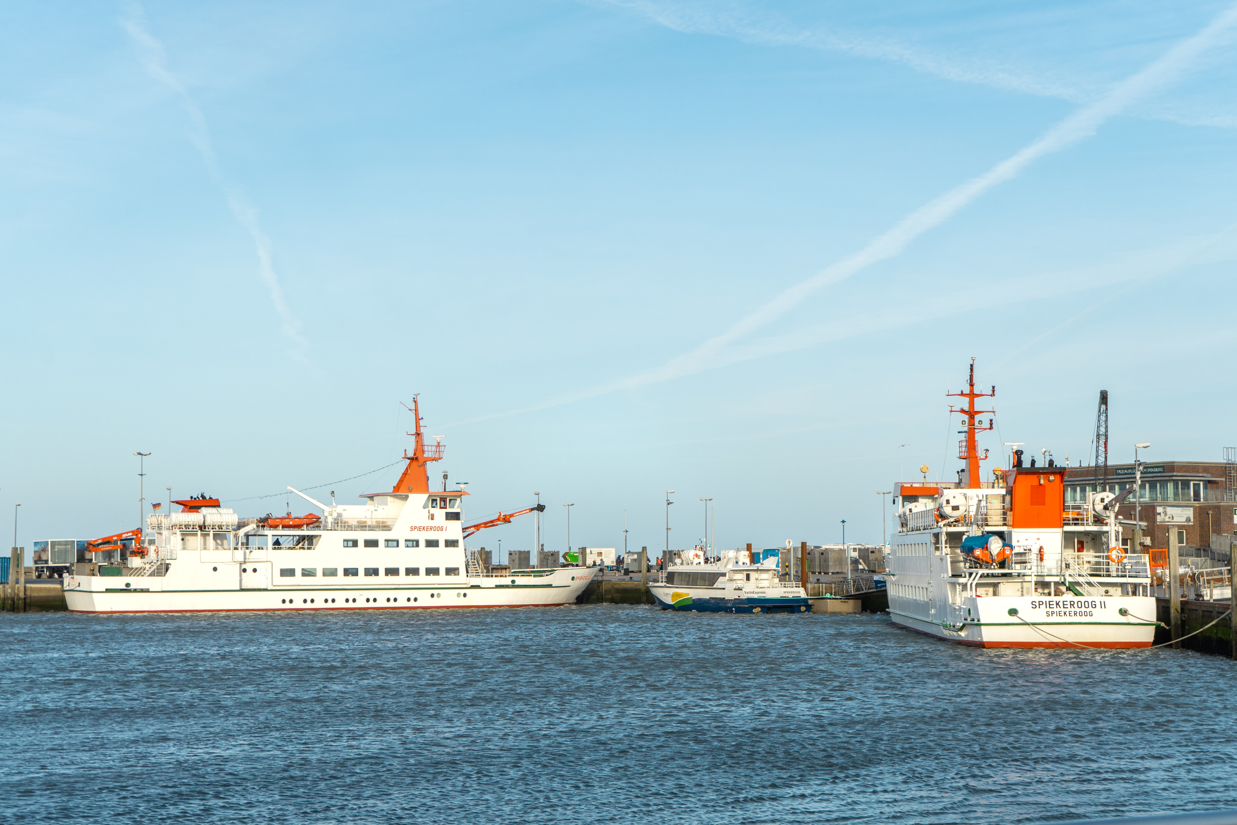 Die Schiffe Spiekeroog 1 und Spiekeroog 2 im Hafen Neuharlingersiel.