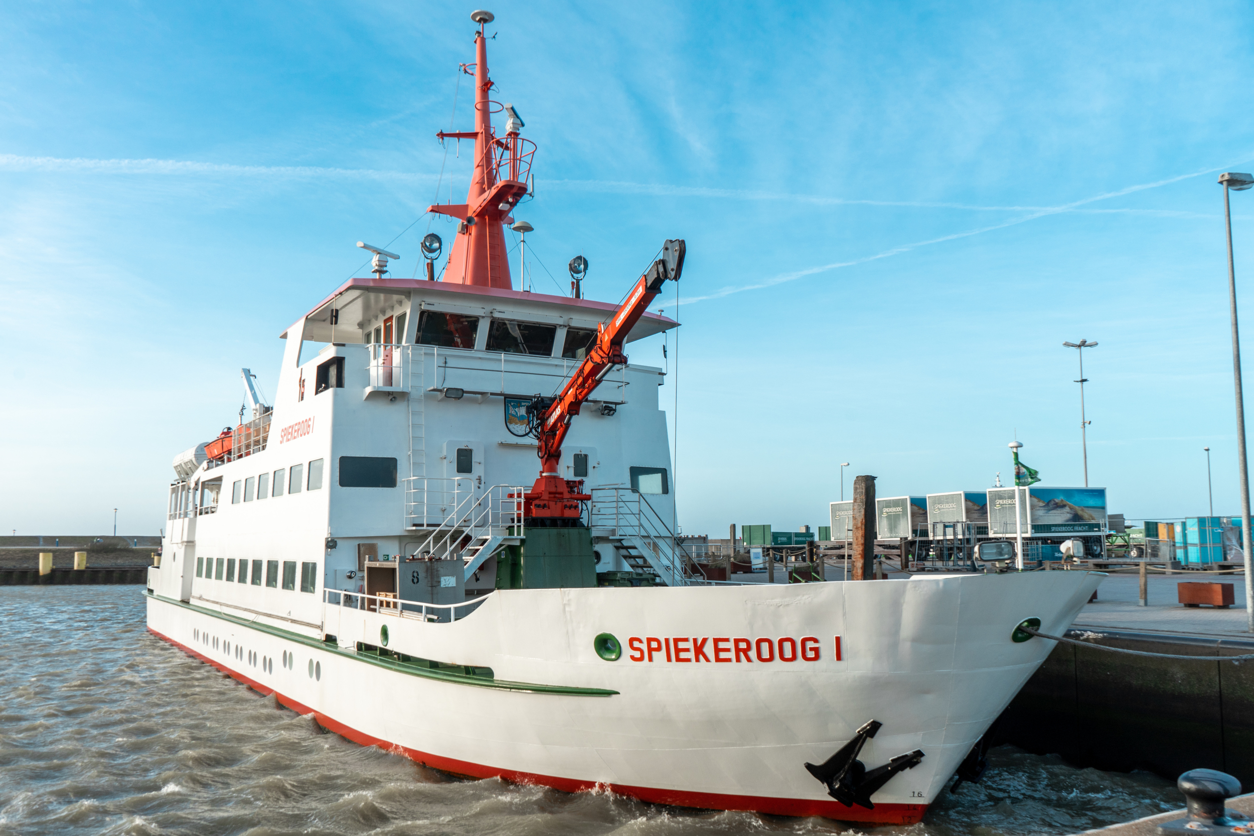 Das Schiff Spiekeroog 1 liegt im Hafen von Spiekeroog.