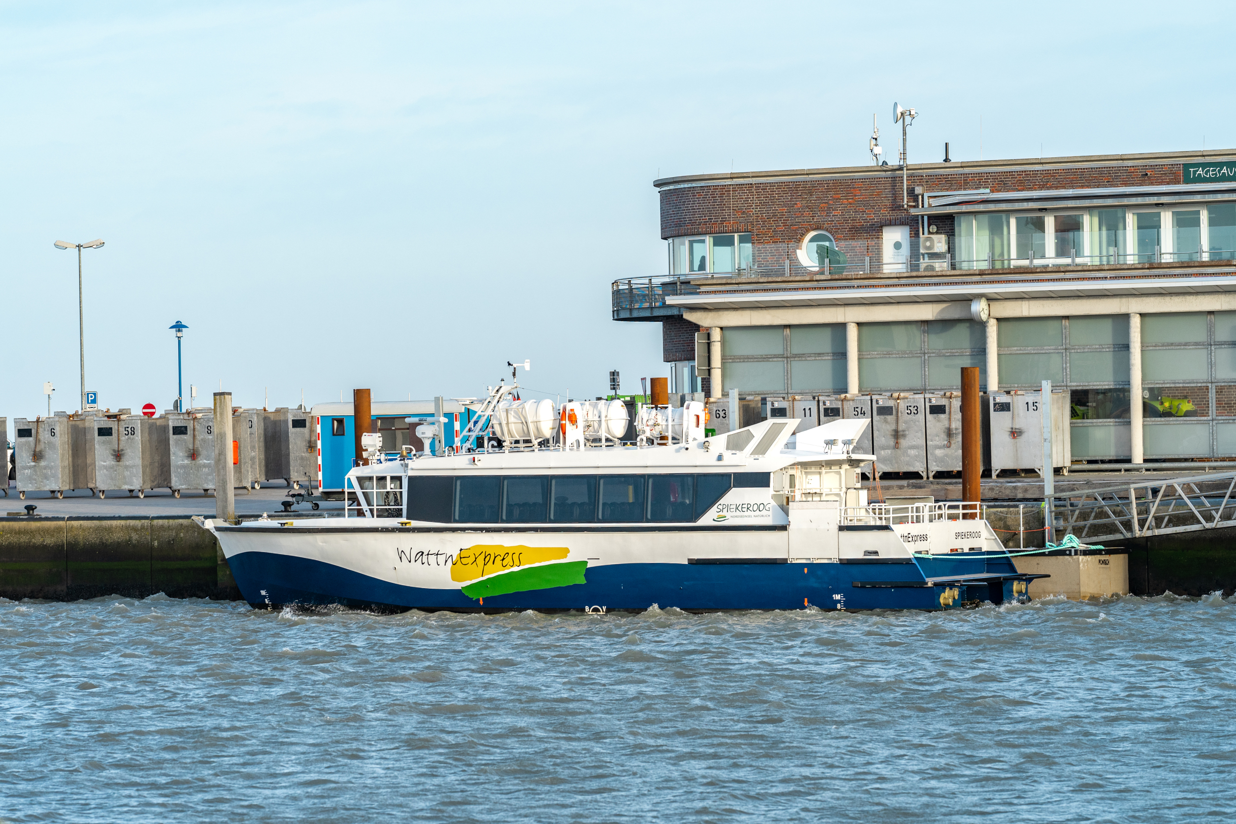 Der WattnExpress am Hafen Neuharlingersiel