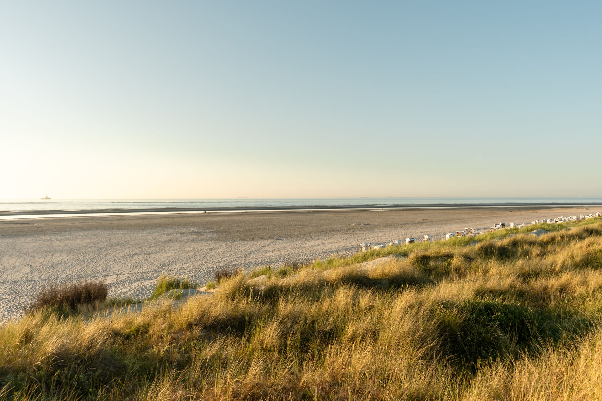 Der Hauptbadestrand von Spiekeroog am Abend im Querformat.