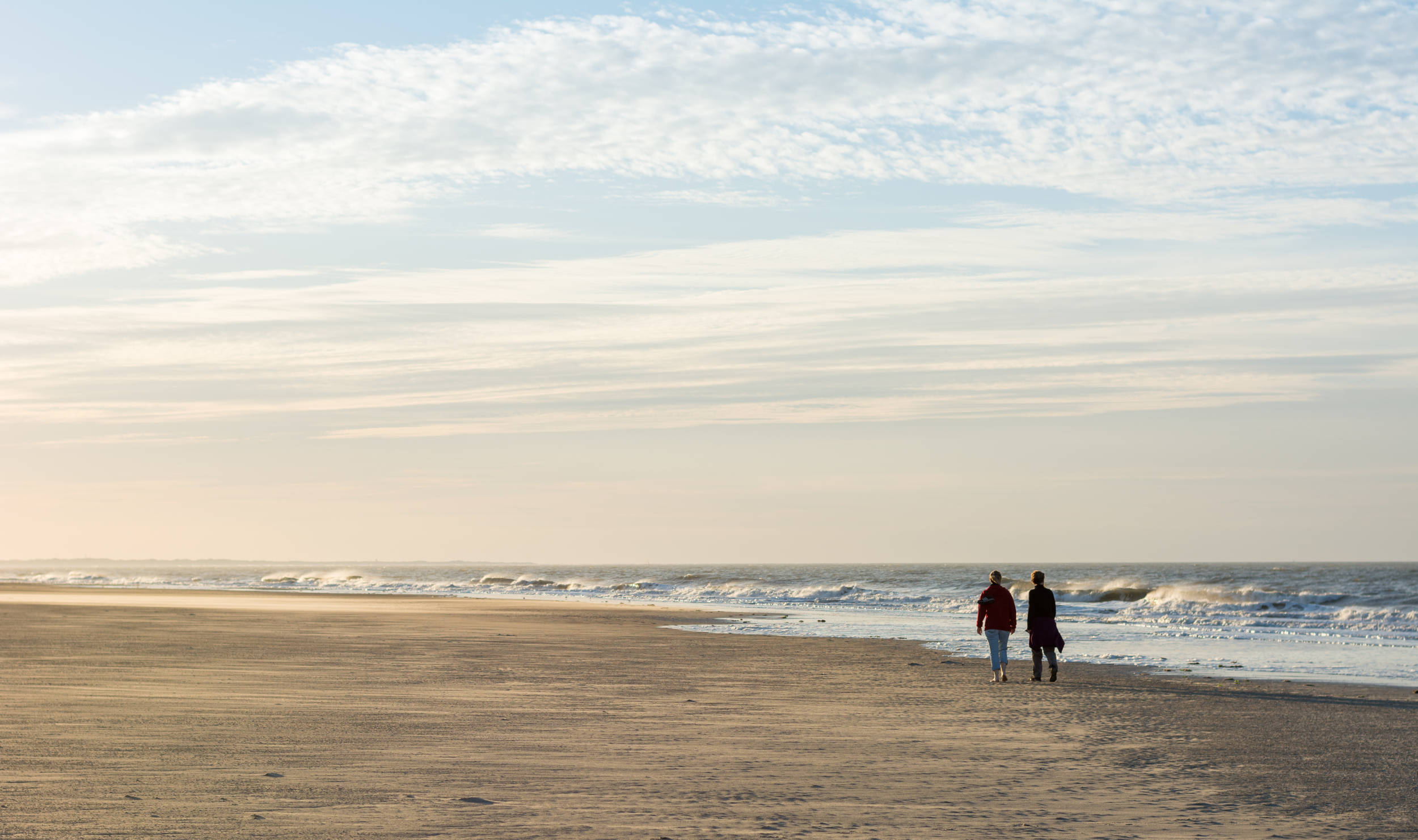 Zwei Frauen im Herbst am Strand von Spiekeroog.