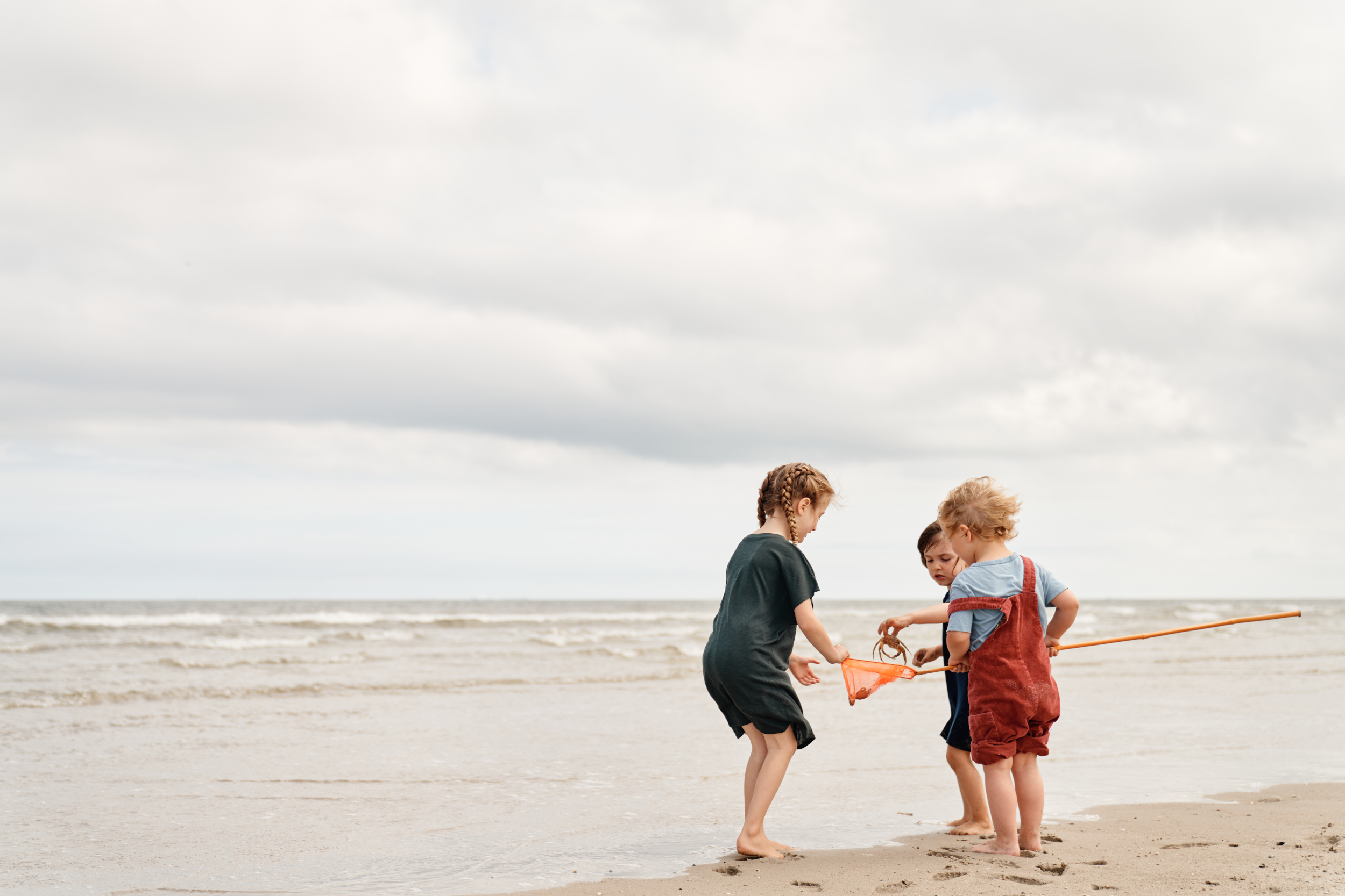 Kinder spielen am Spiekerooger Strand