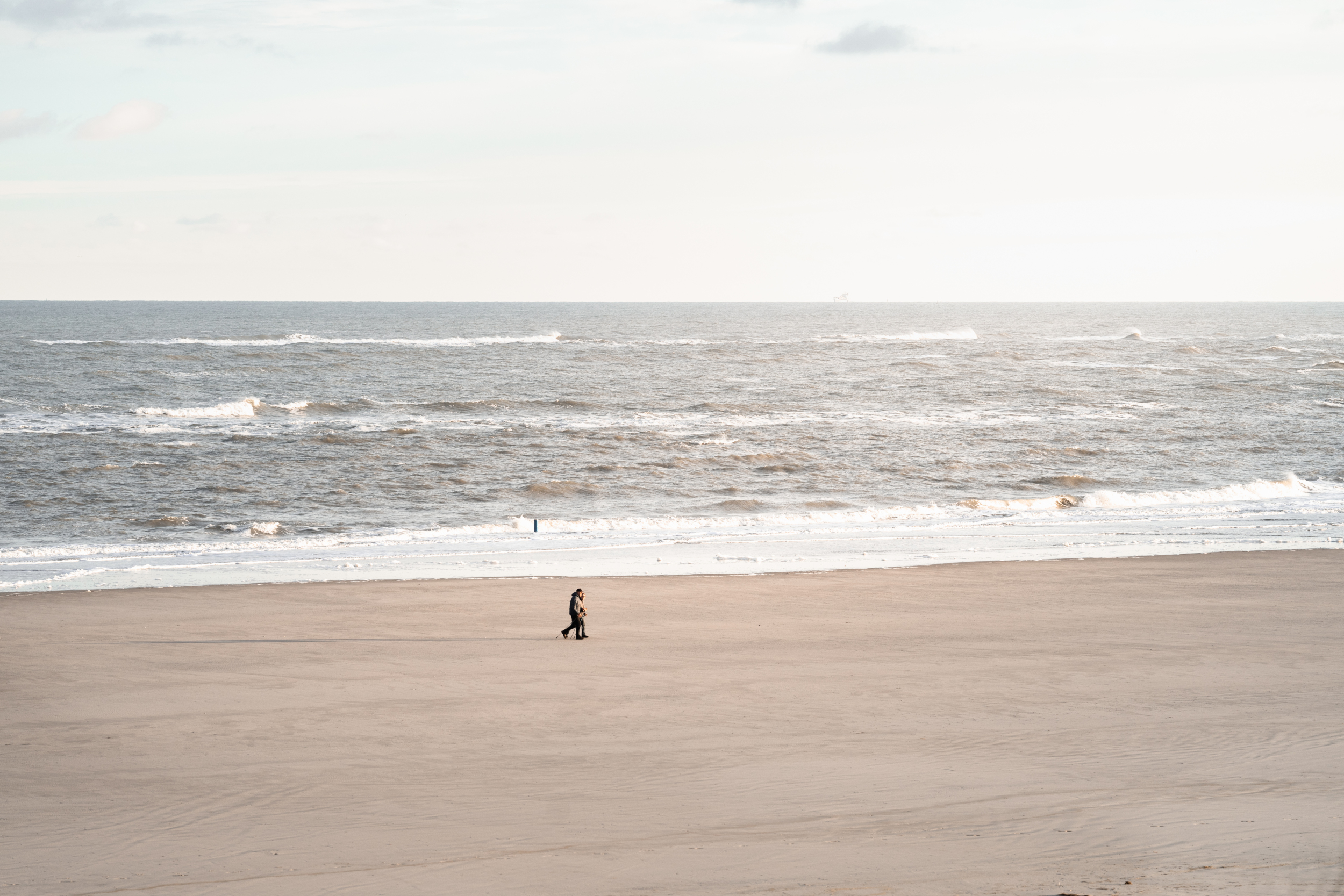 Spaziergänger am Spiekerooger Strand