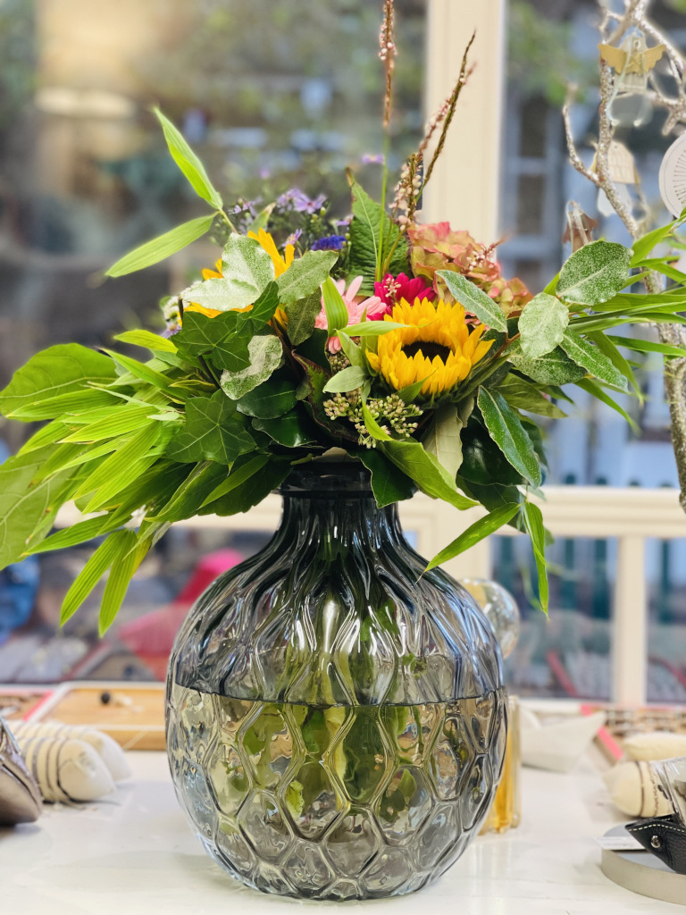 Blumenstrauss im Schaufenster innen im Geschäft 2. Heimat auf Spiekeroog.