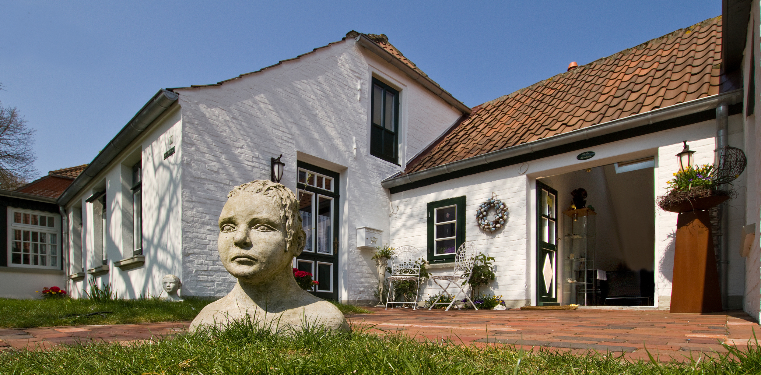 Vorgarten und Eingang des Atelier Mondstein auf Spiekeroog.