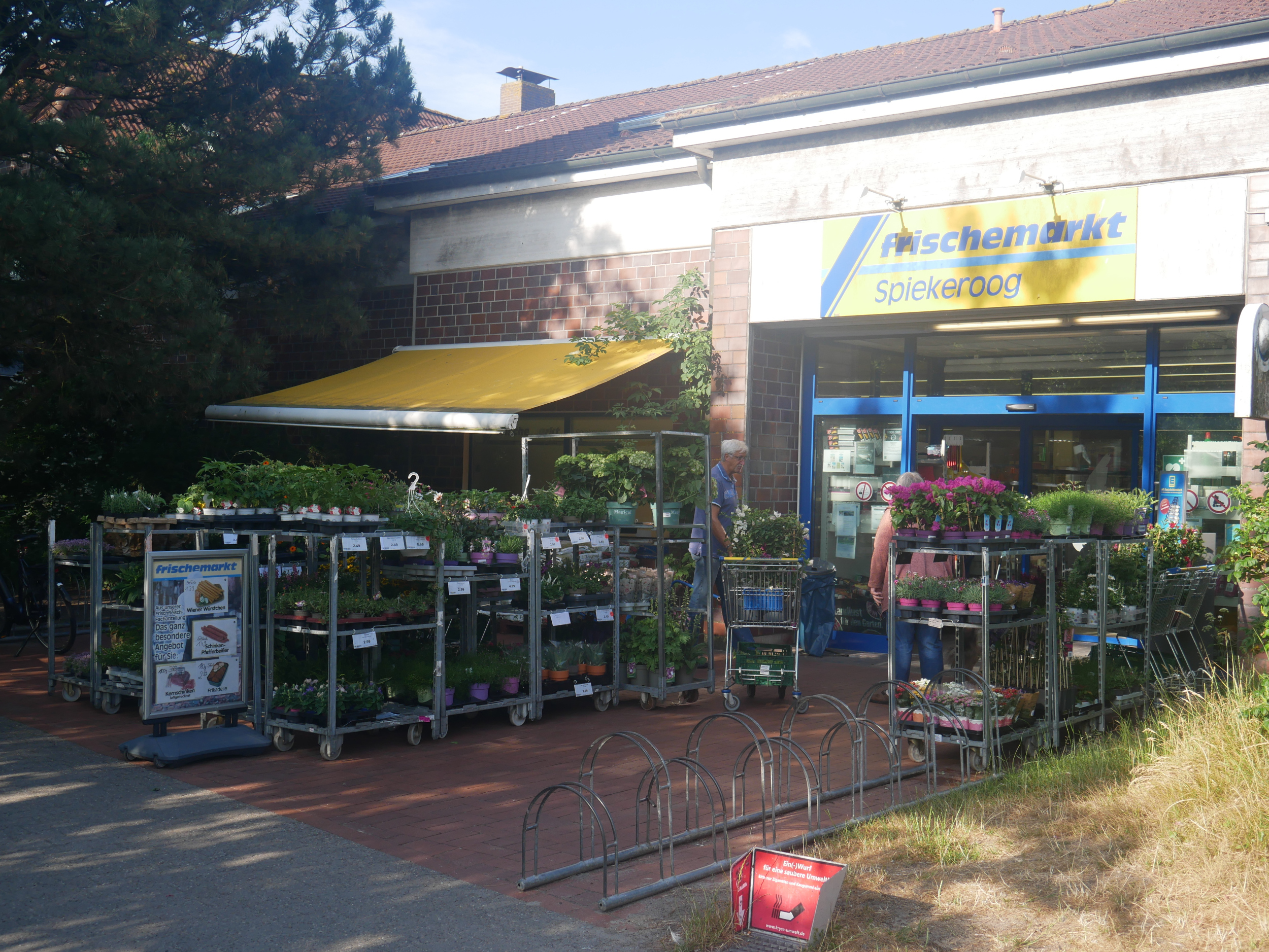 Der Eingang des Edeka Frischemarktes auf Spiekeroog.