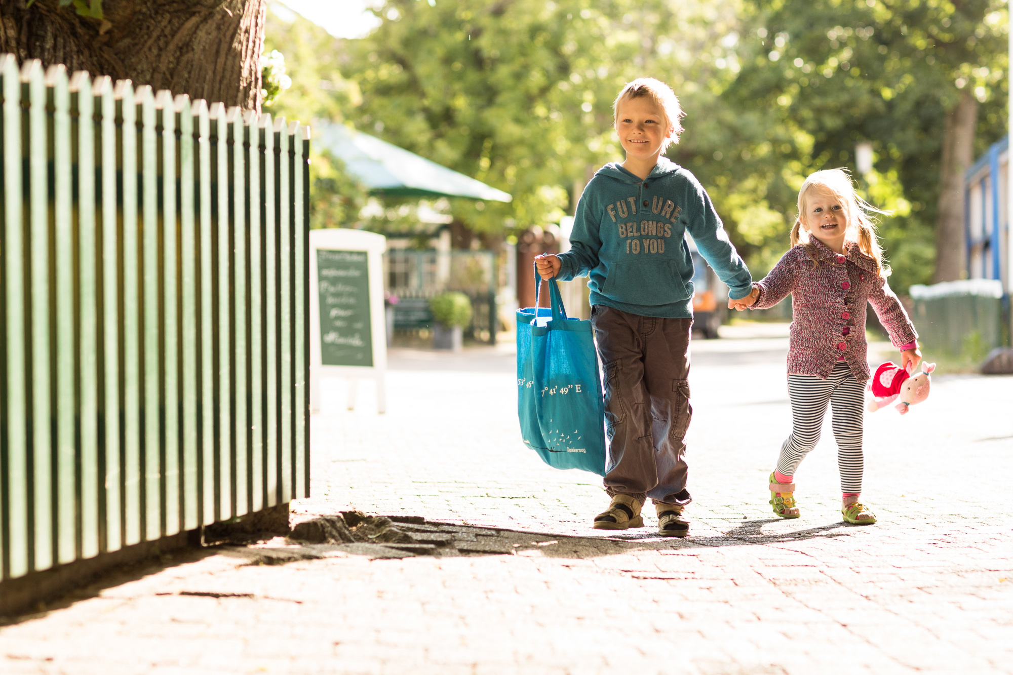 Kinder auf dem Weg zum Bäcker auf Spiekeroog