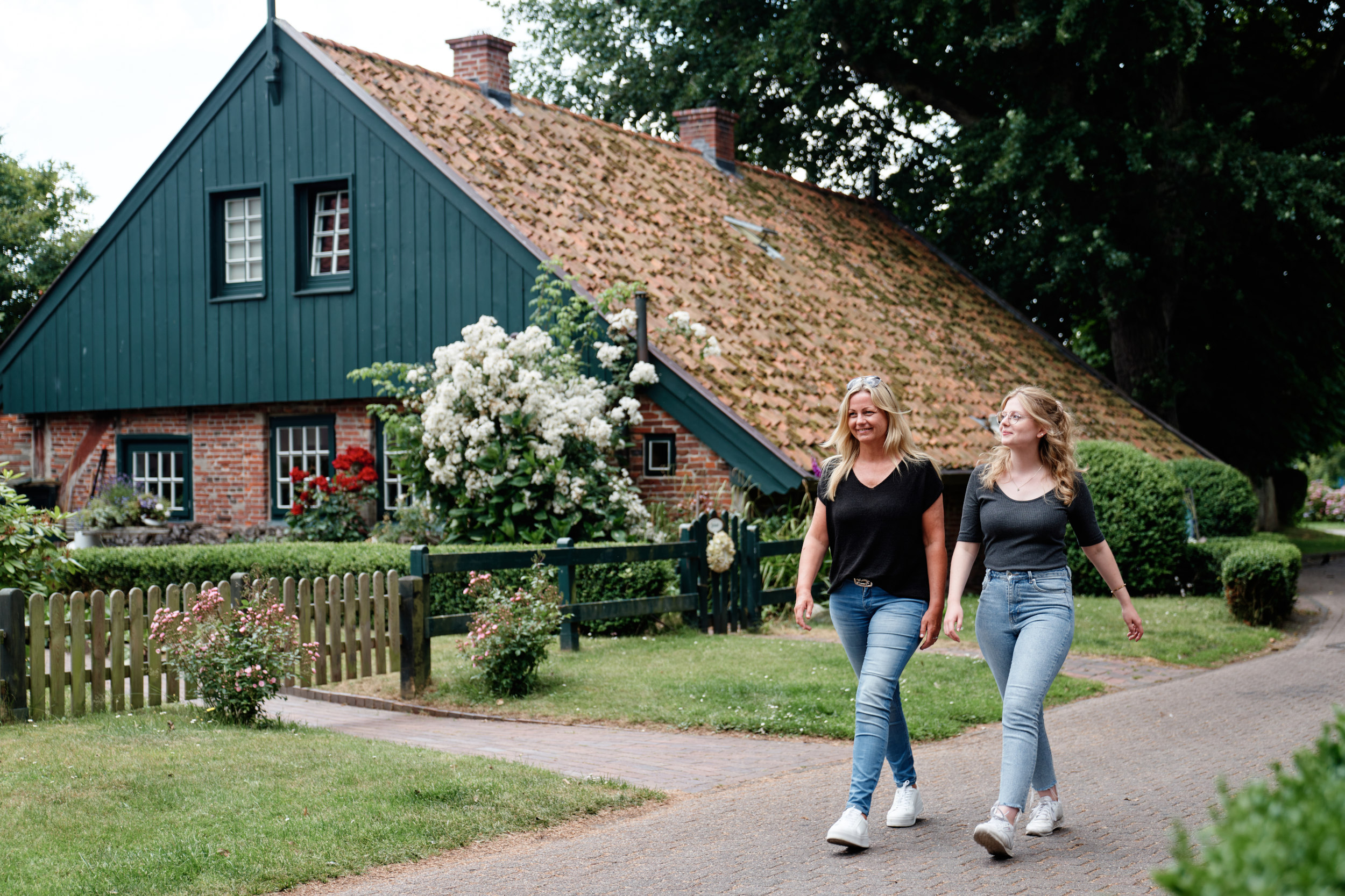 Dorfspaziergang bei grauem Himmel auf Spiekeroog