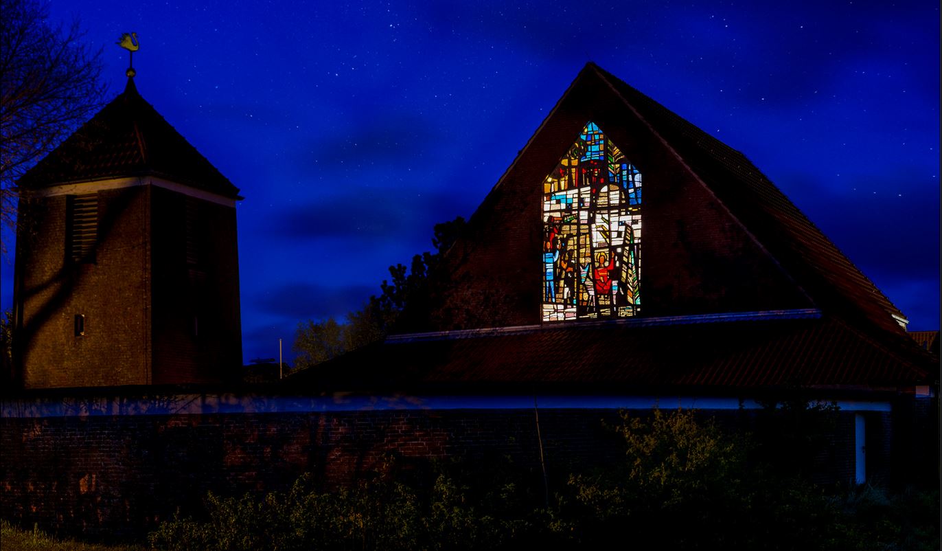 Die neue evangelische Kirche auf Spiekeroog abends erleuchtet.
