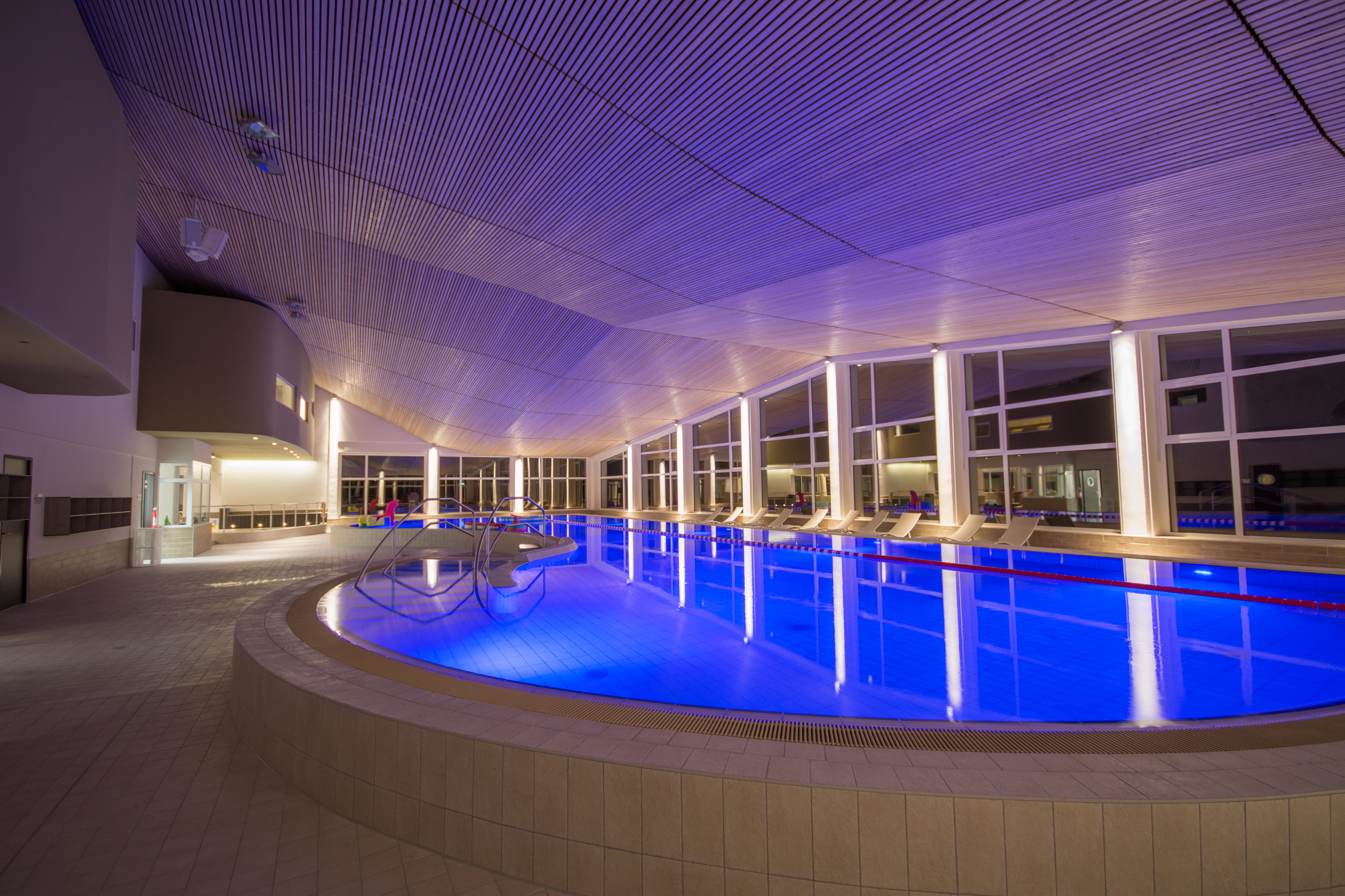 Das Schwimmbad am Abend im Meerestied auf Spiekeroog 