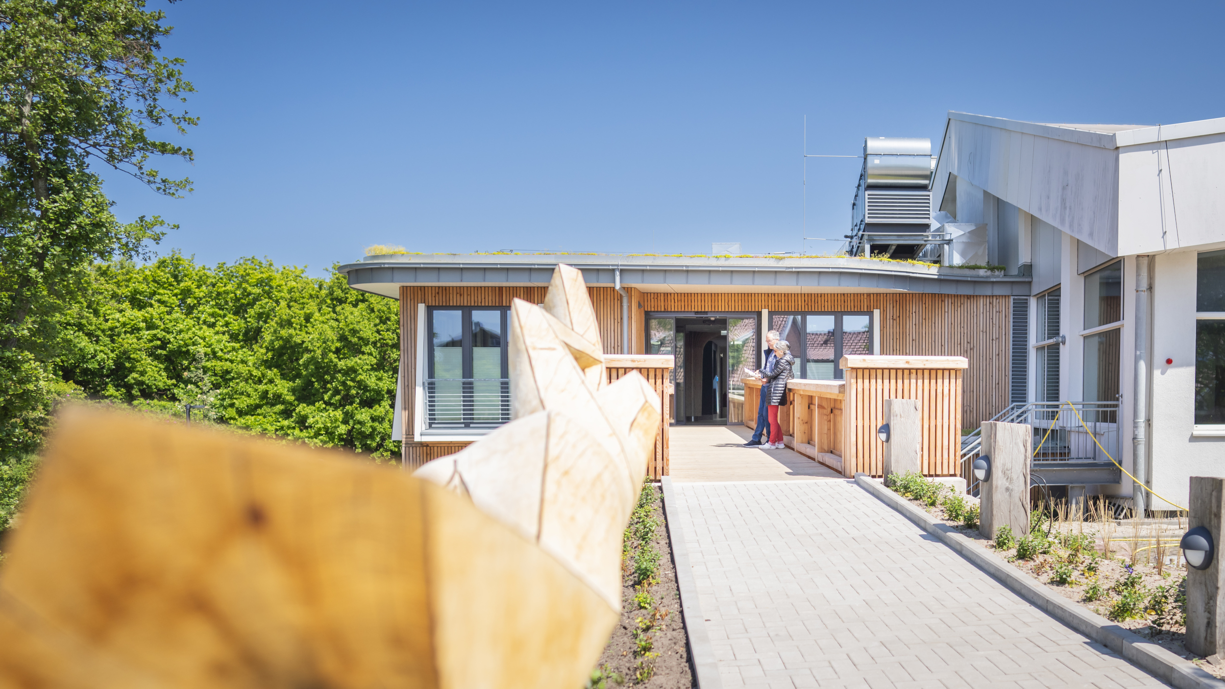 Eine Brücke zu einem Eingang des Thalasso-Gesundheitszentrum auf Spiekeroog