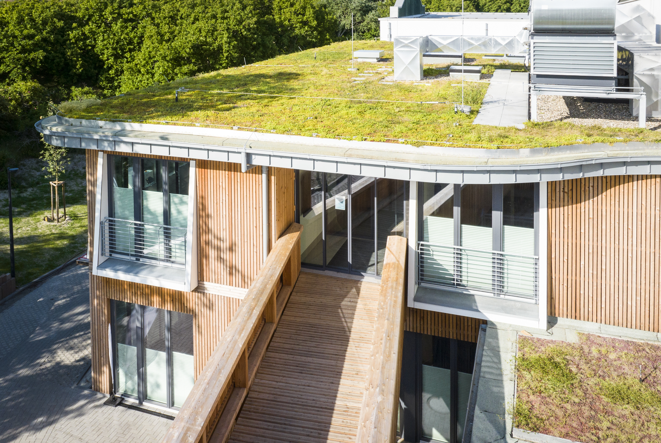 Gründach des Thalasso-Gesundheitszentrums auf Spiekeroog 