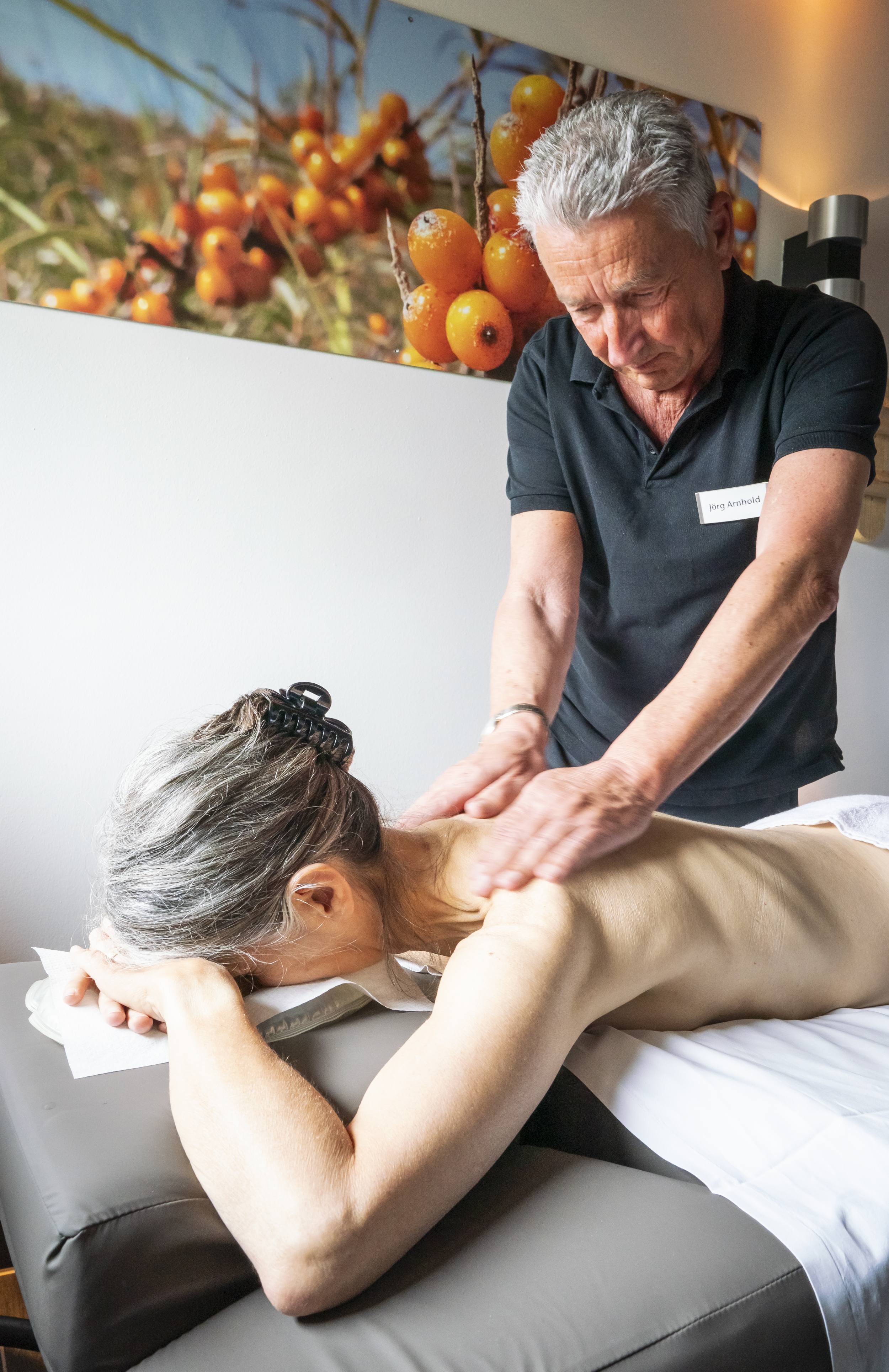 Ein Massagetherapeut massiert eine Frau im Thalasso-Gesundheitszentrum, im Meerestied auf Spiekeroog 