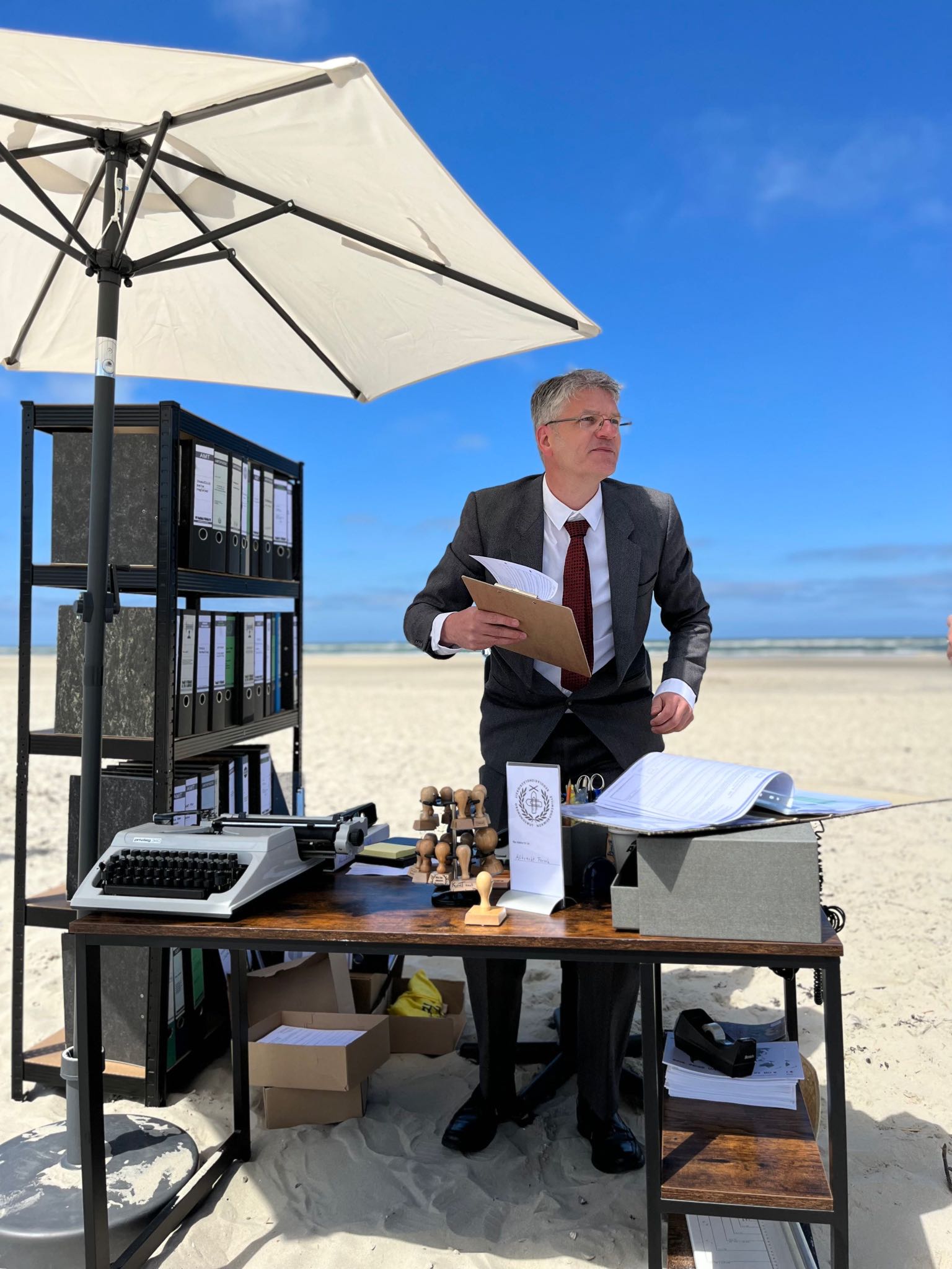 Der Schreibtischtäter steht in seinem Büro am Spiekerooger Strand