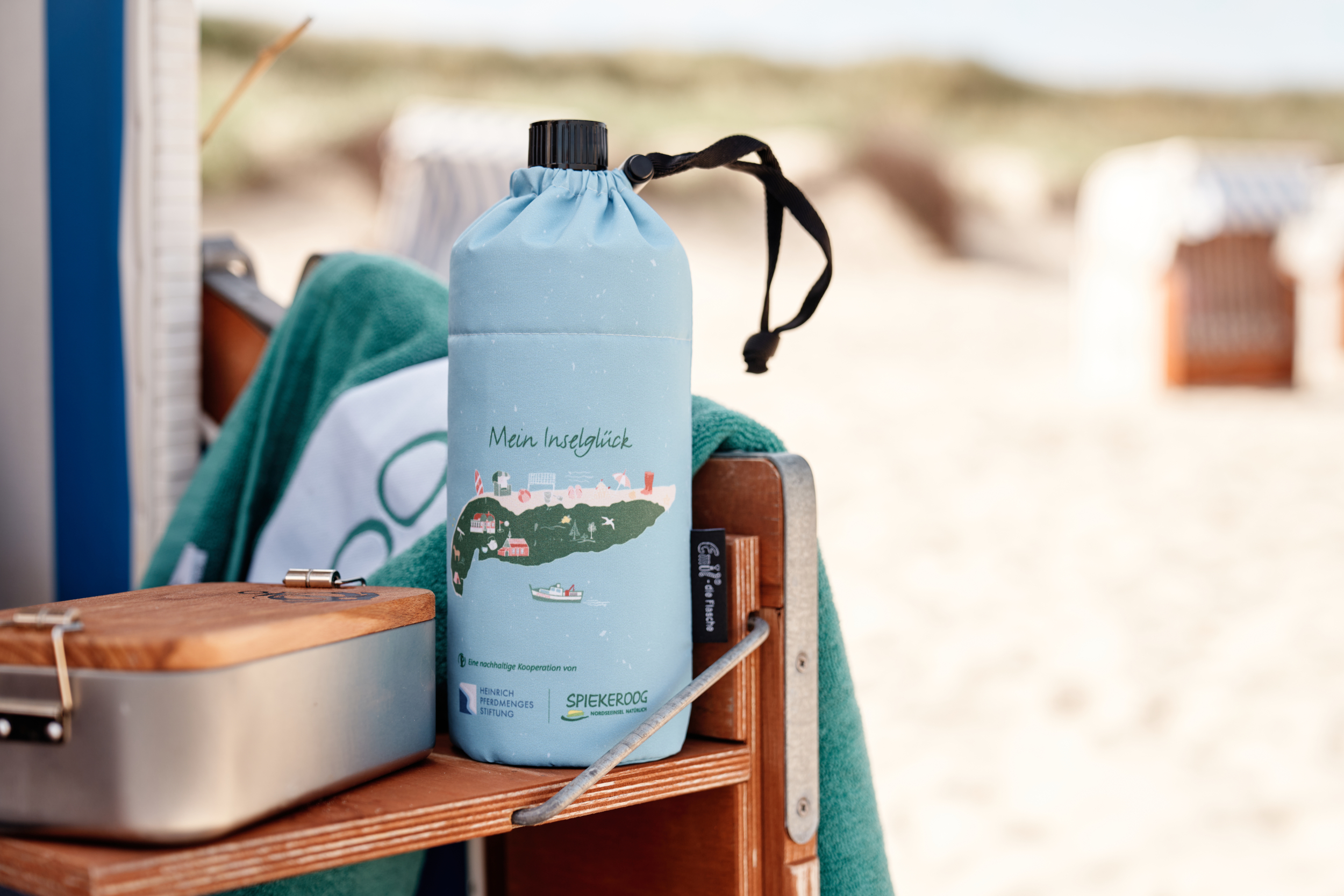 Emil die Flasche in einem Strandkorb am spiekerooger Strand