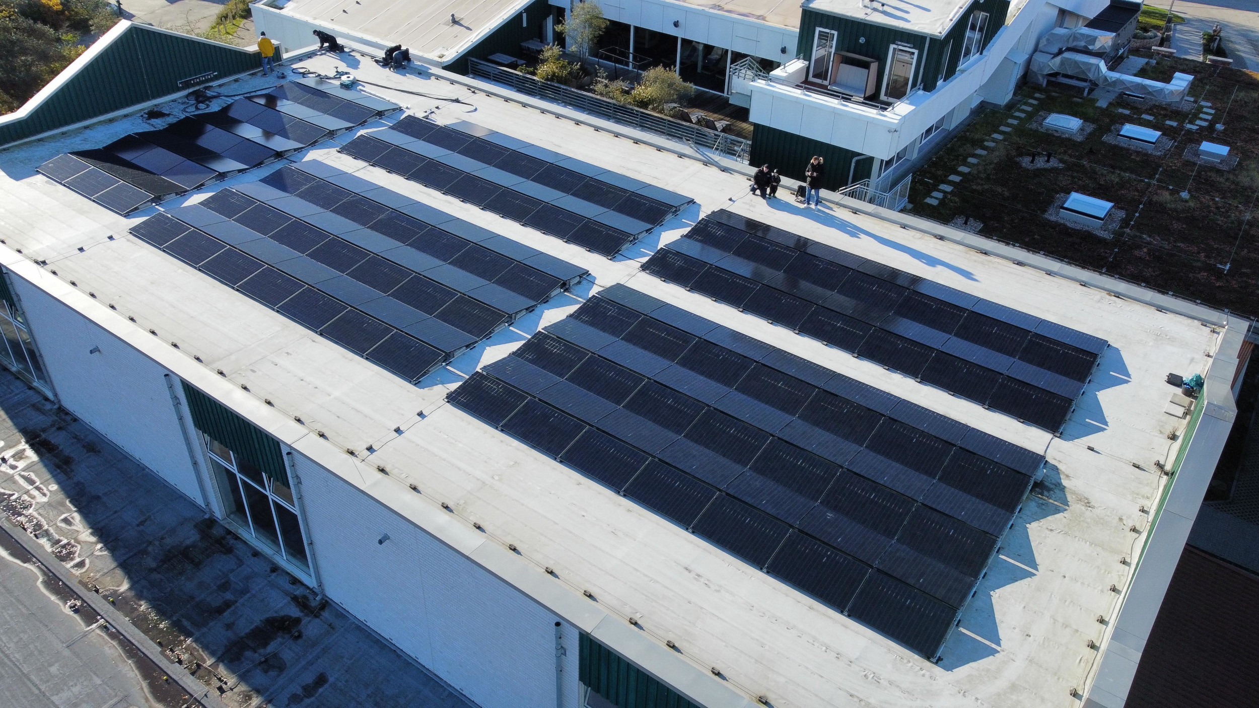 Die Photovoltaik-Anlage auf der Spiekerooger Mehrzweckhalle aus der Luftansicht 