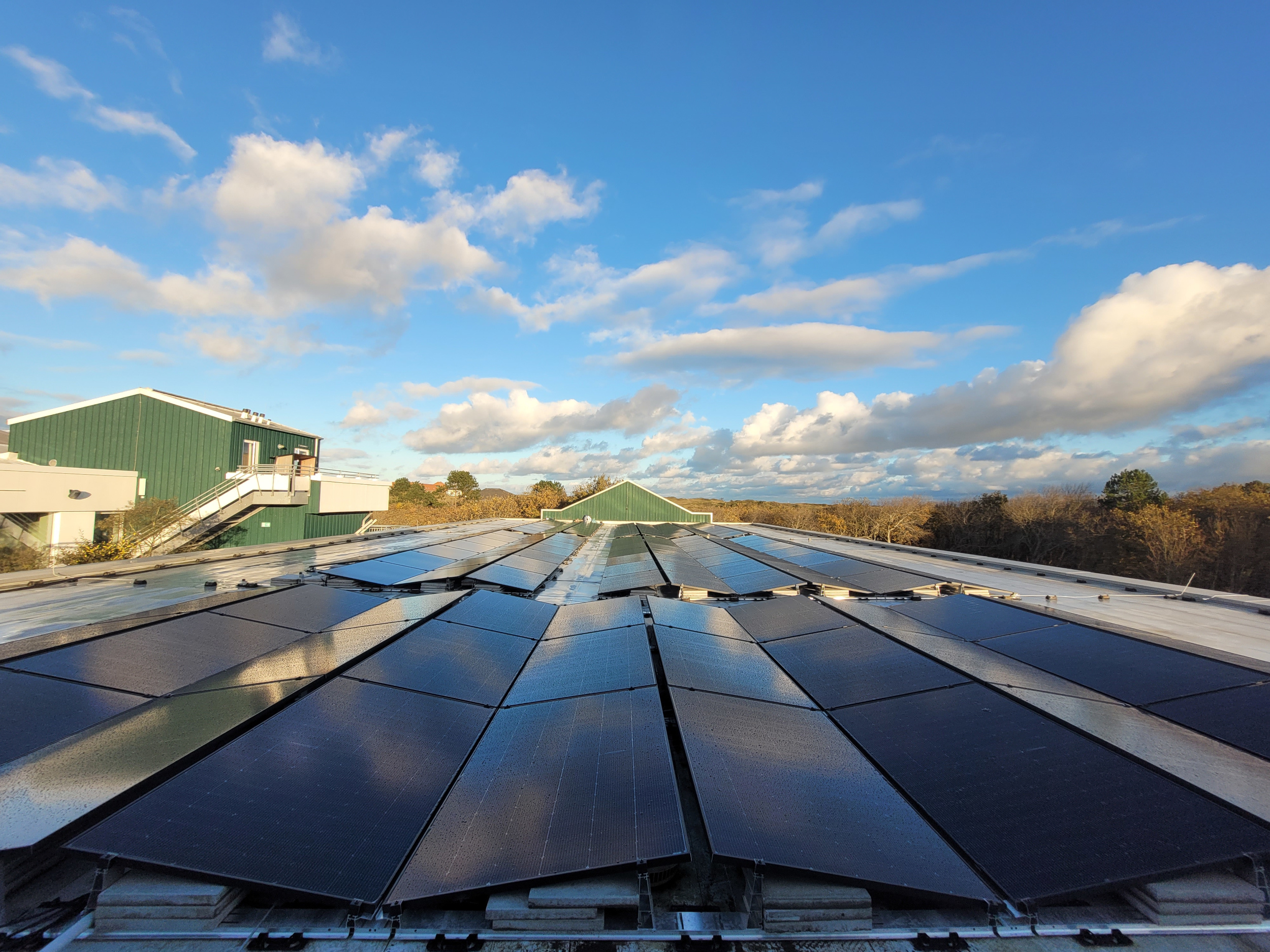 Die Photovoltaik-Anlage auf der Spiekerooger Mehrzweckhalle vom Dach aus fotografiert