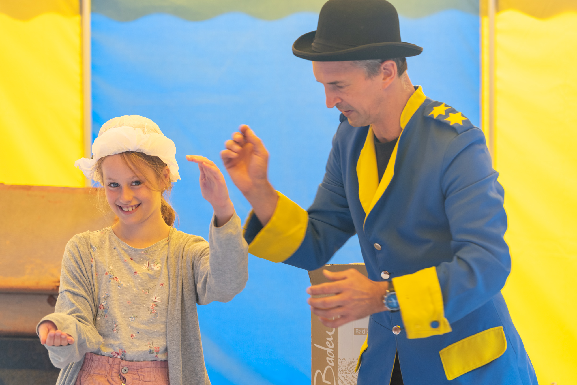 Ein Kind mit dem Zirkusdirektor im Circus Tausendtraum