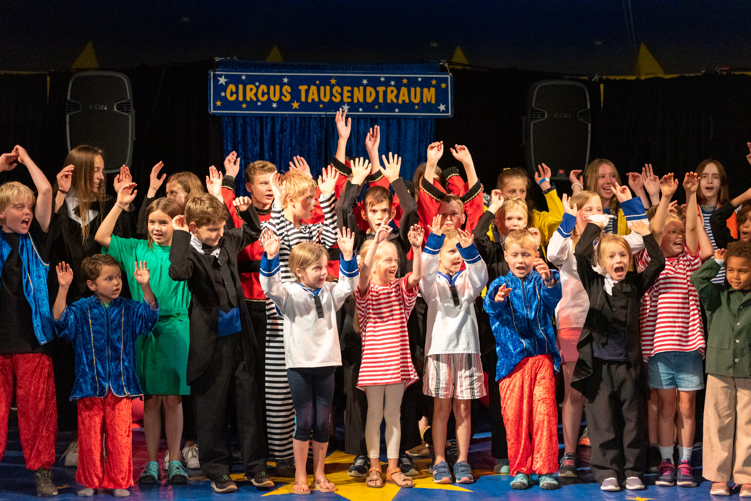 Gruppenfoto im Circus Tausendtraum