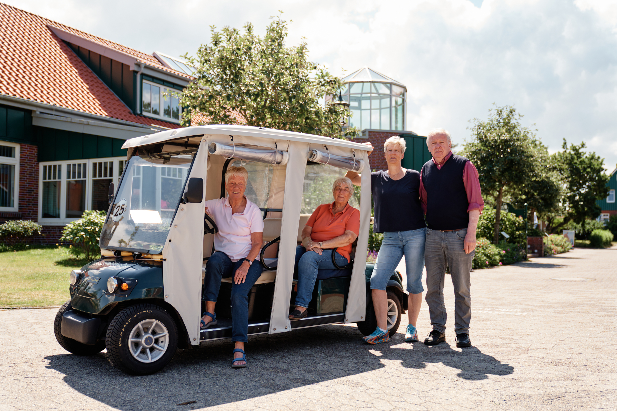 Das Inselmobi mit ehrenamtlichen Helfern auf Spiekeroog