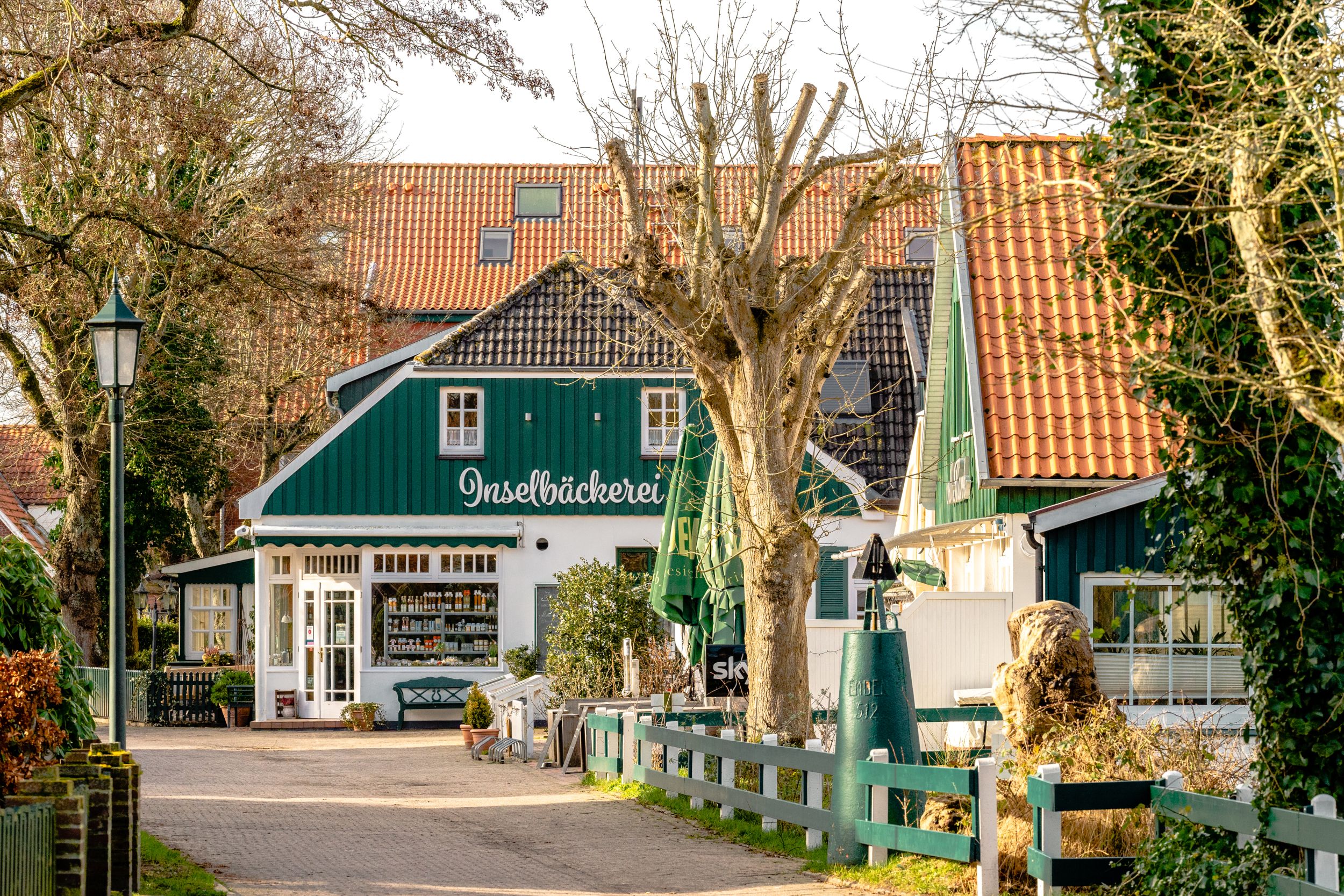 Blick auf die Inselbäckerei im Spiekerooger Dorf.