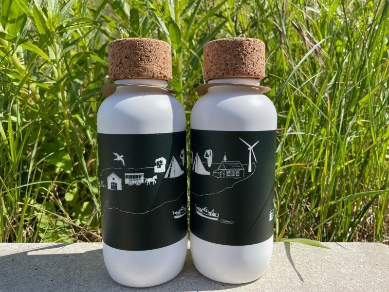 Zwei nachhaltige Flaschen aus Maisstärke-Material und Korkdeckel im Spiekeroog-Design