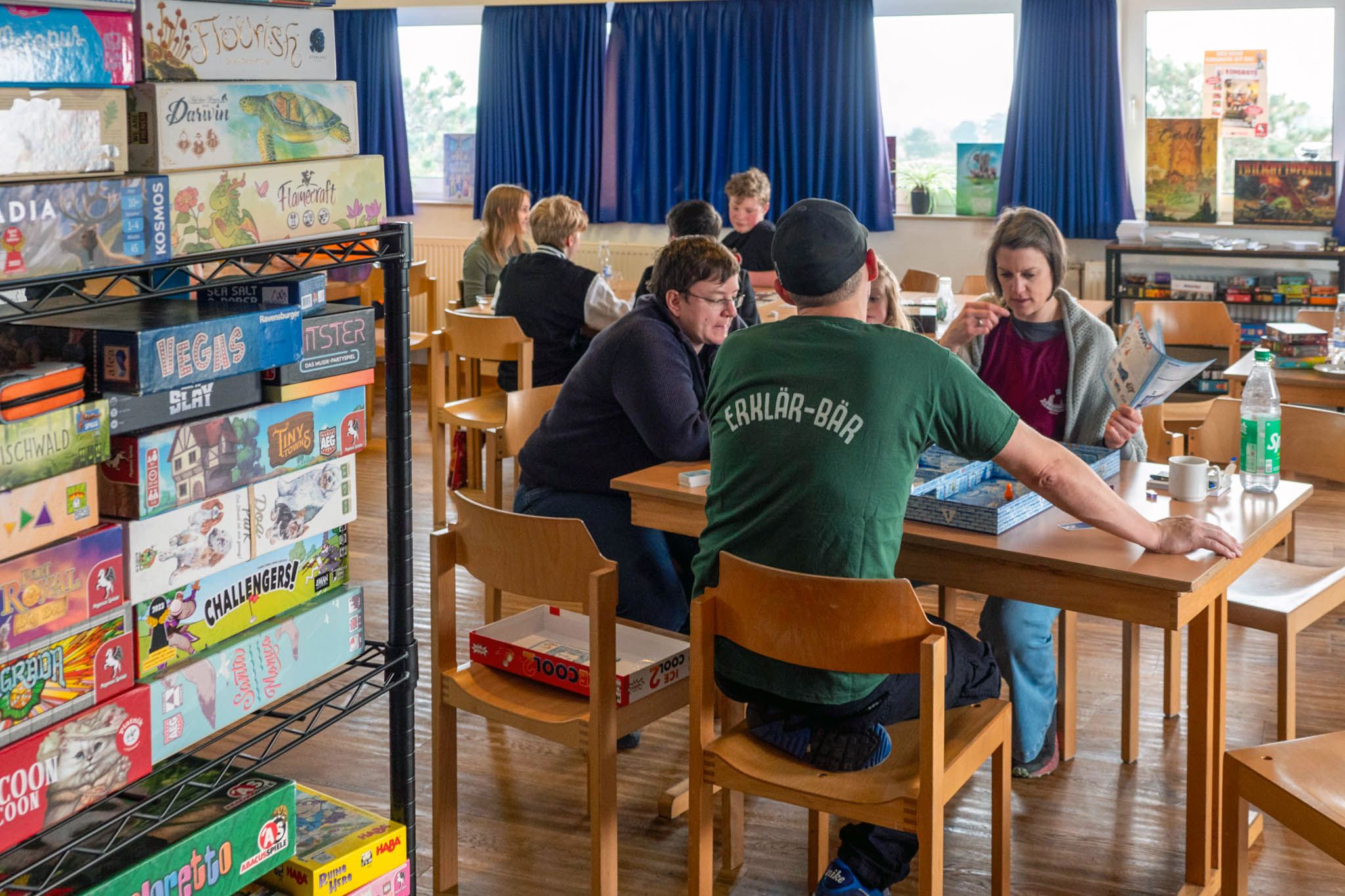 Eine Gruppe spielt ein Gesellschaftsspiel.