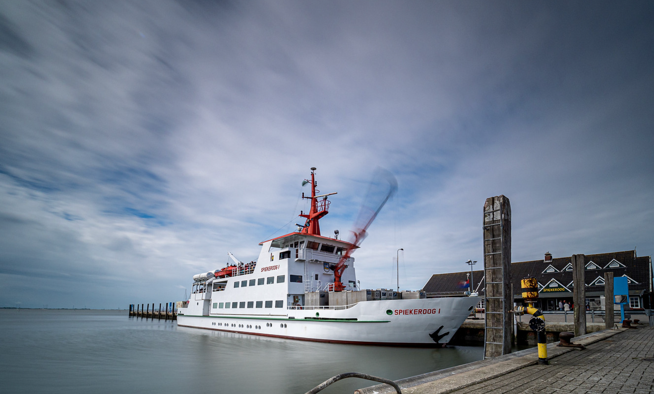 Die Fähre Spiekeroog I liegt im Hafen von Spiekeroog.