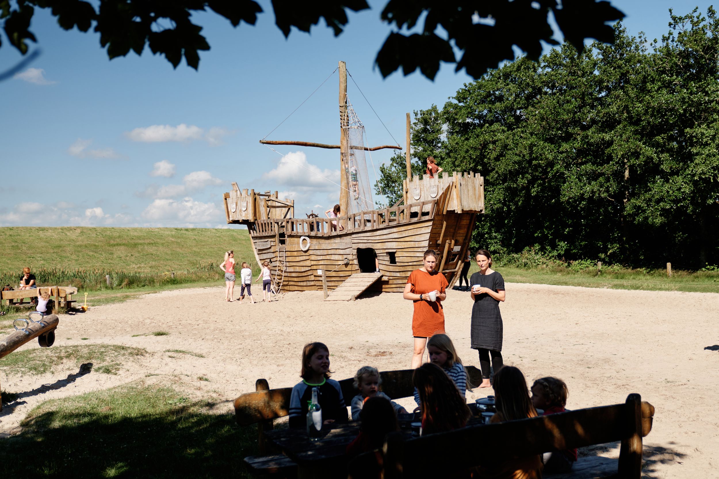 Das Bild zeigt den Kinderspielplatz mit großem Piratenschiff am Melksett